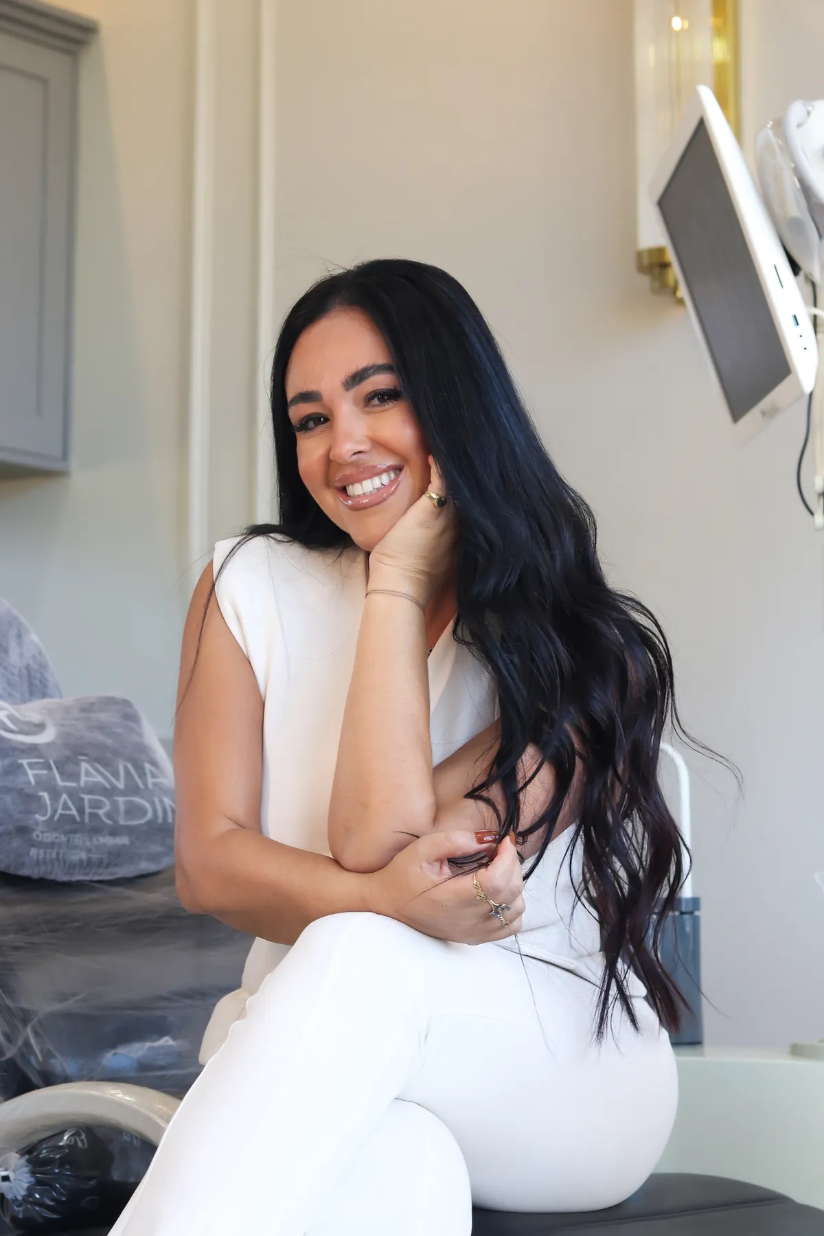 Dra. Flávia Jardim, especialista em lentes de resina e estética dental em Franca/SP